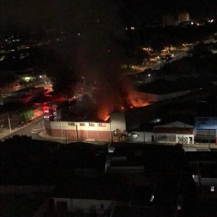 Foto 2 de 4 — Incêndio destrói depósito de supermercado no Melhado